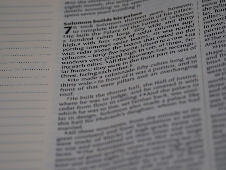 Wielka litera w tytule – kiedy jest obowiązkowa? Zasady i przykłady